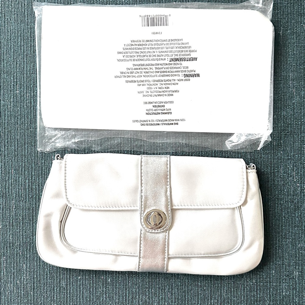 NWOT SILVER CLUTCH/ with chain strap - Picture 4 of 9